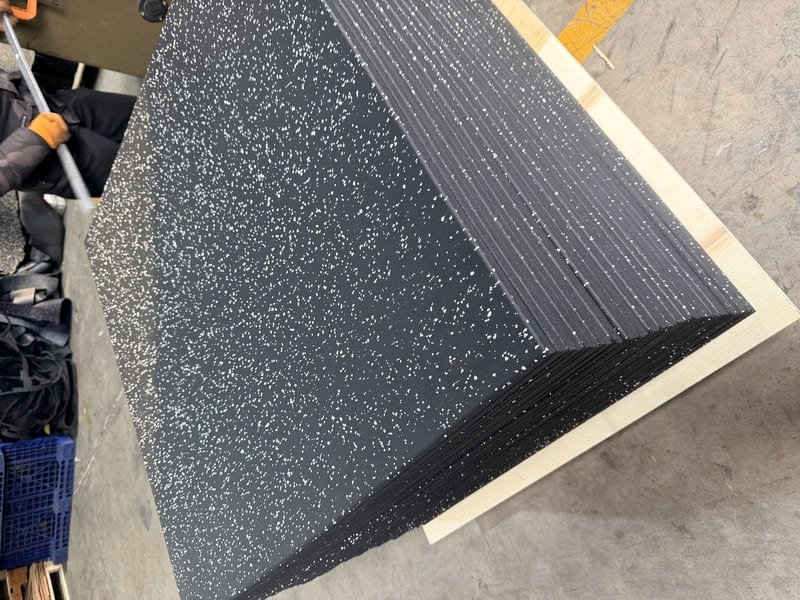 Niestandardowa platforma do podnoszenia ciężarów z wbudowanym logo i funkcjonalnymi oznaczeniami podłogi